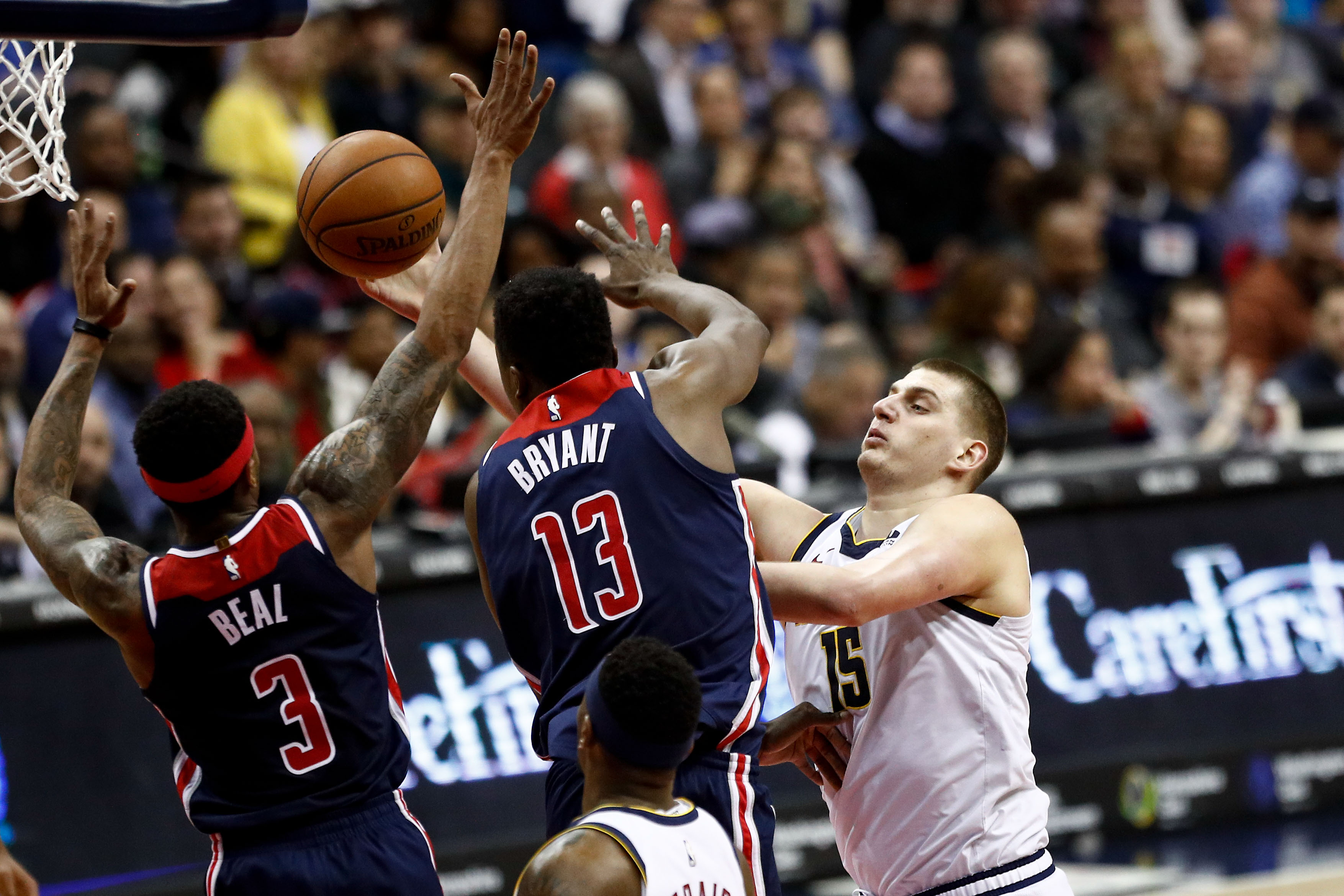 阿斯顿维拉训练开放日；赛后迎来里程碑引欢呼；NBA常规赛在即；高层口径保持一致的简单介绍