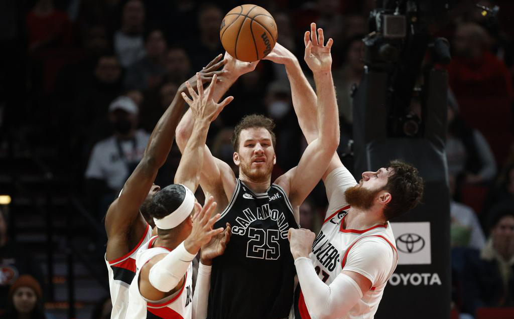 阿斯顿维拉训练开放日；赛后迎来里程碑引欢呼；NBA常规赛在即；高层口径保持一致的简单介绍