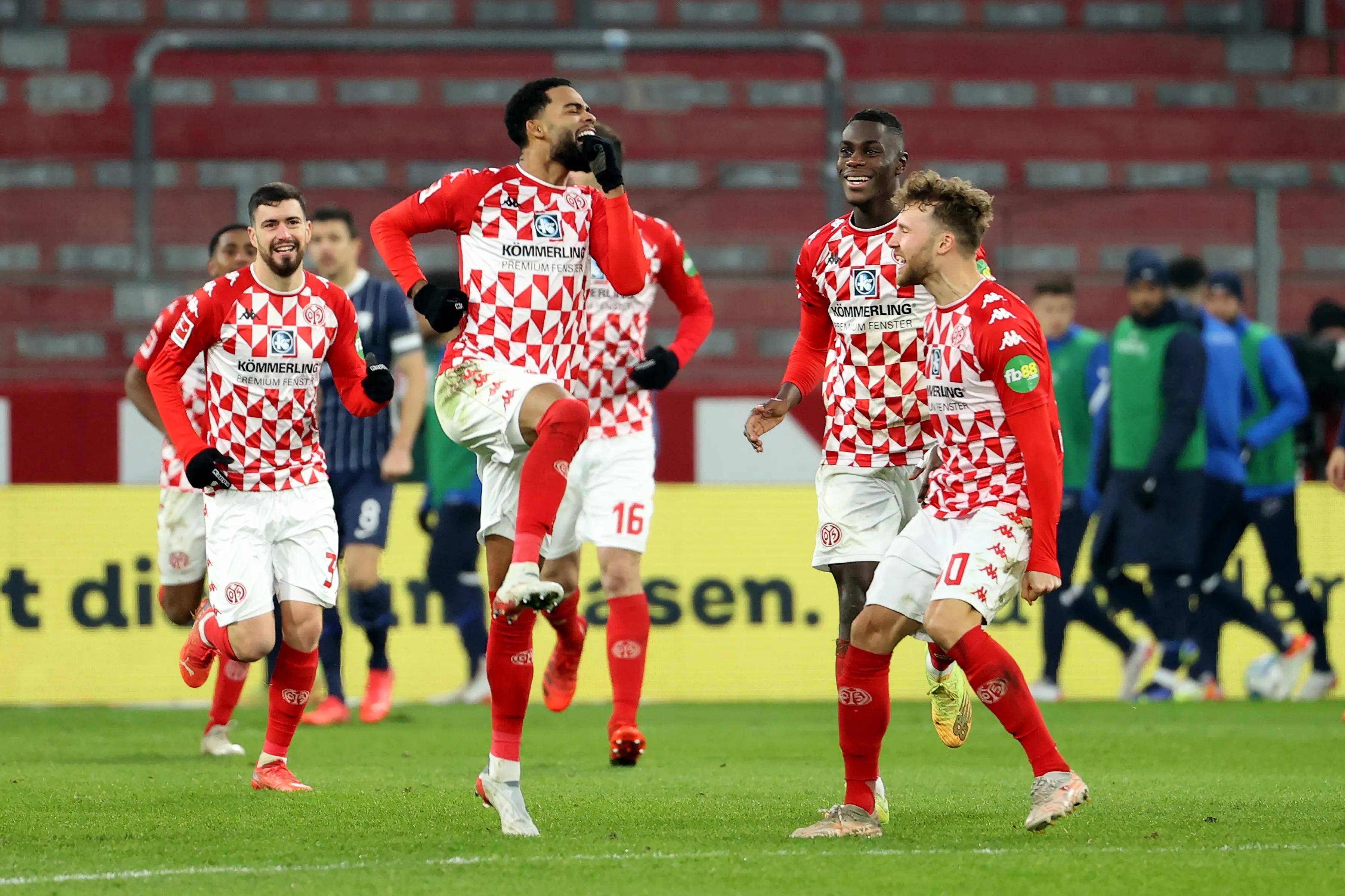 关于赛前欧冠传出新动向;拜仁慕尼黑临场应变;管理层表态——气氛紧张;资深球员宣示担当的信息 关于赛前欧冠传出新动向;拜仁慕尼黑临场应变;管理层表态——气氛紧张;资深球员宣示担当的信息