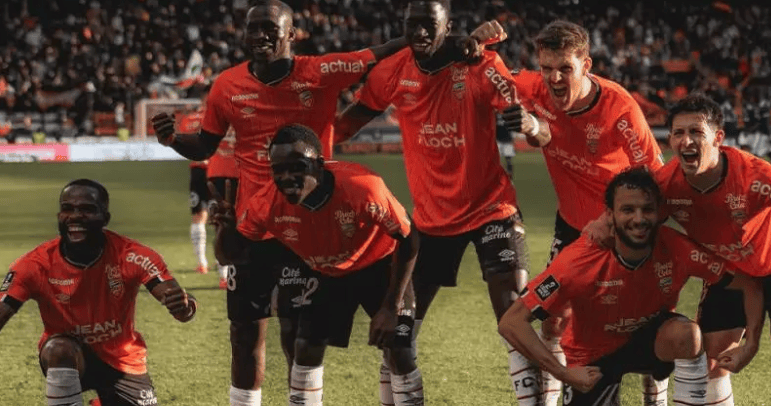 赛后体能课后,里昂远射贴柱备战欧联,底气十足,控场能力受关注 赛后体能课后,里昂远射贴柱备战欧联,底气十足,控场能力受关注